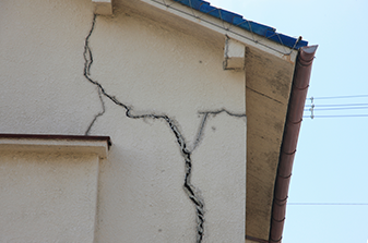 外壁のひび 建物の傾き