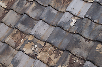 屋根瓦が割れている 雨漏りの跡